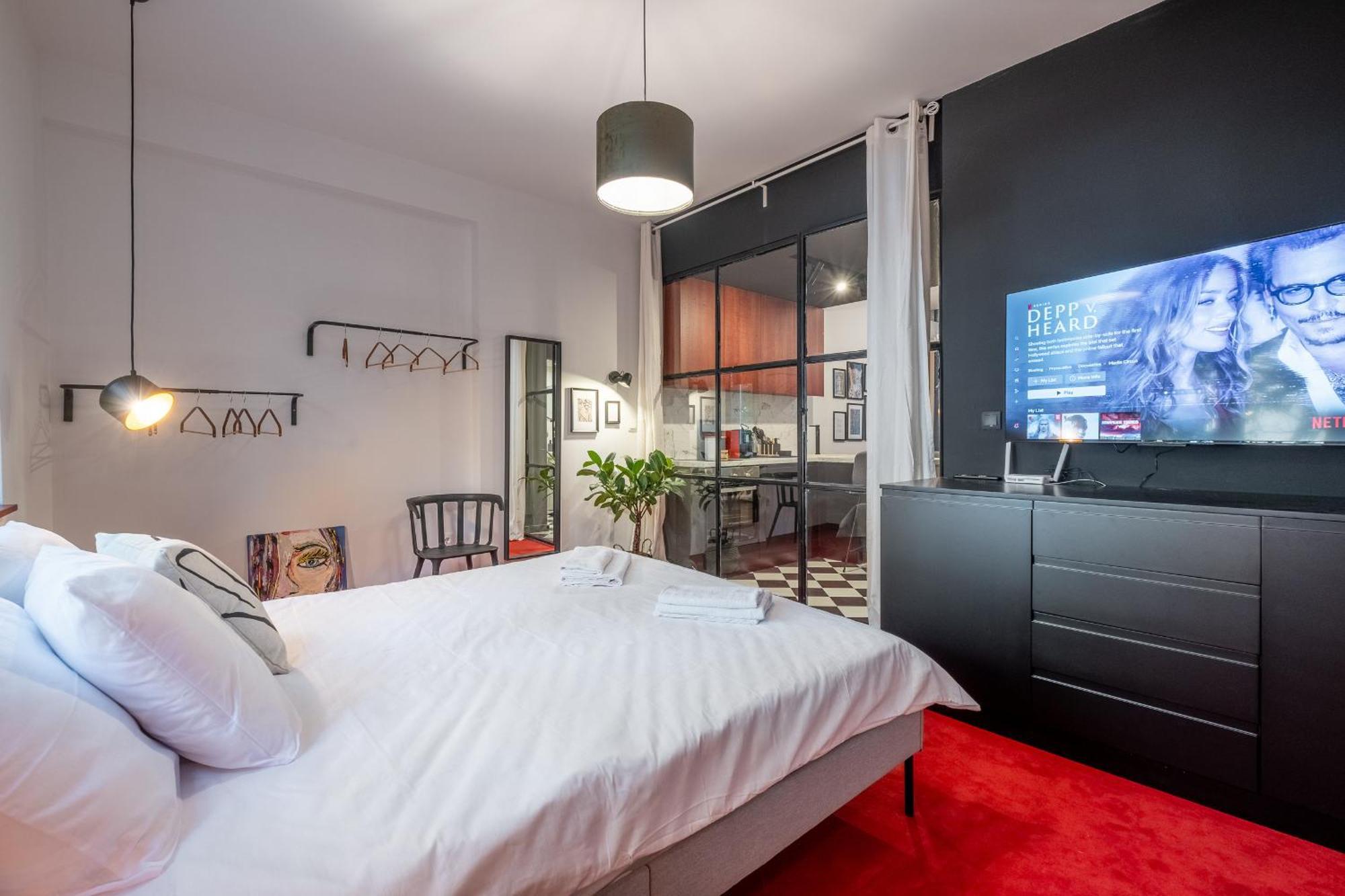Central Art-Inspired Flat With Private Garage Sofia Eksteriør billede